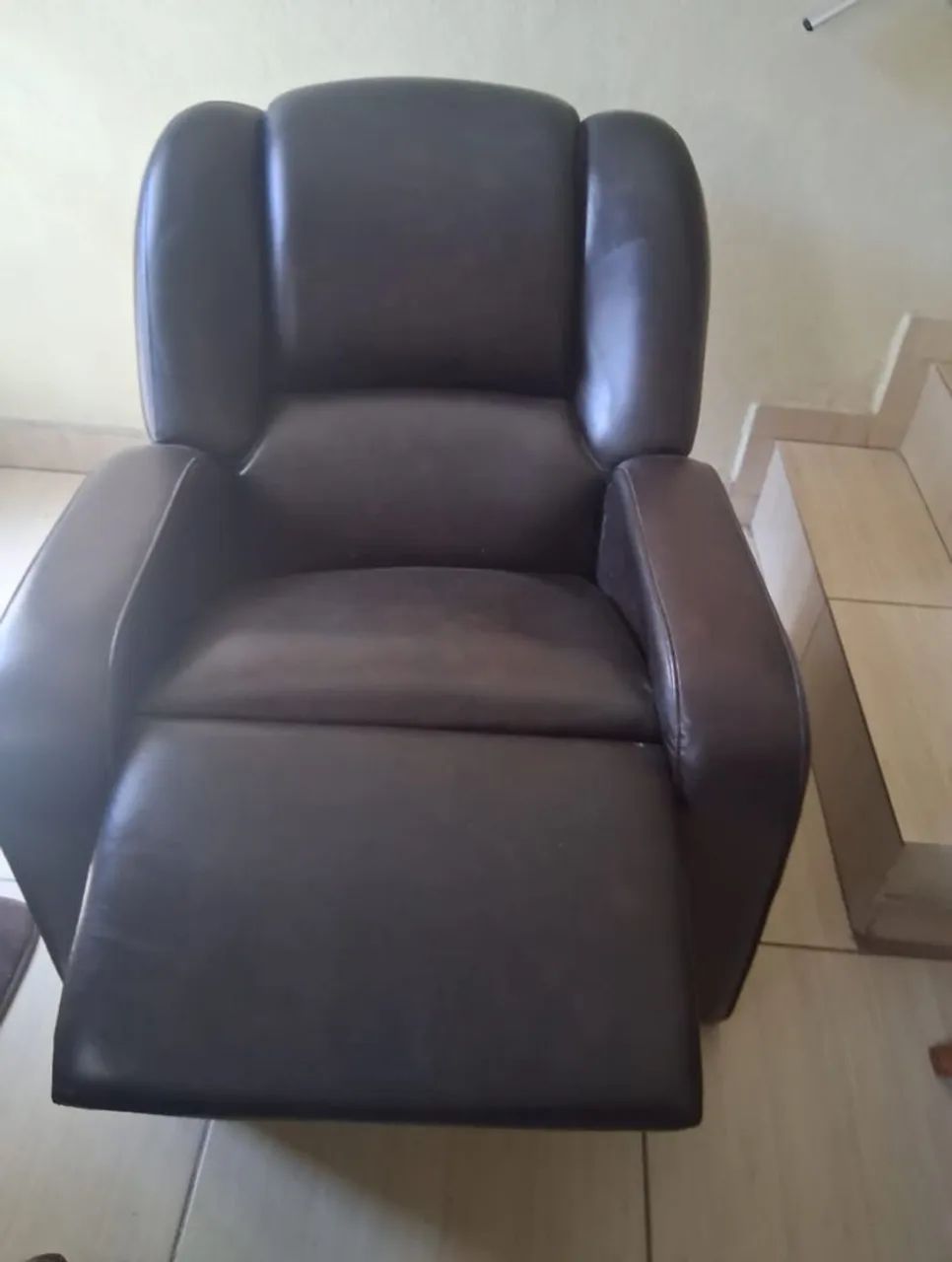 Vende-se uma poltrona e um armário itatiaia 
