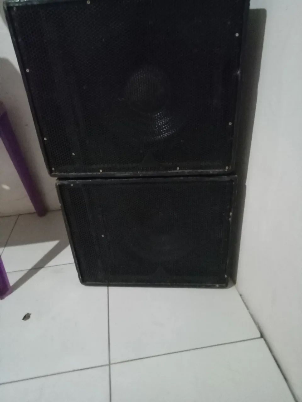 Duas caixas com alto falantes de 15 polegadas .para grave .