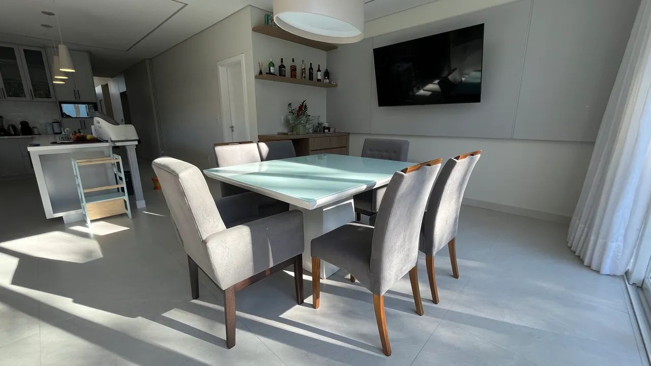 Mesa com 6 cadeiras