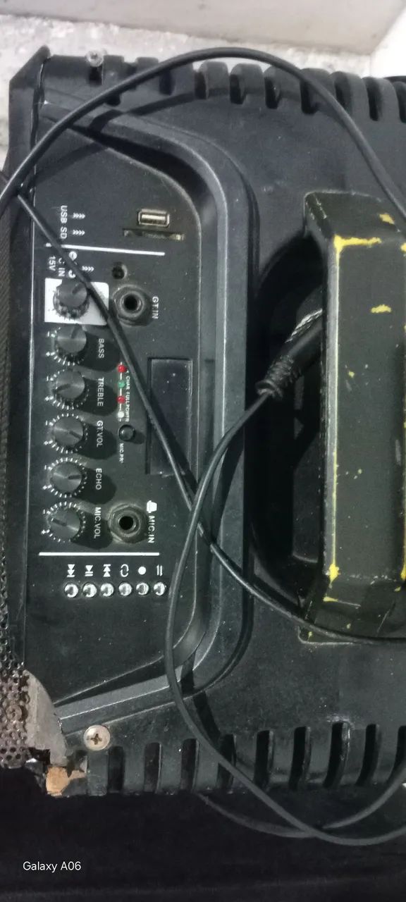 Caixa de som amplificada grande e microfones - Foto 2