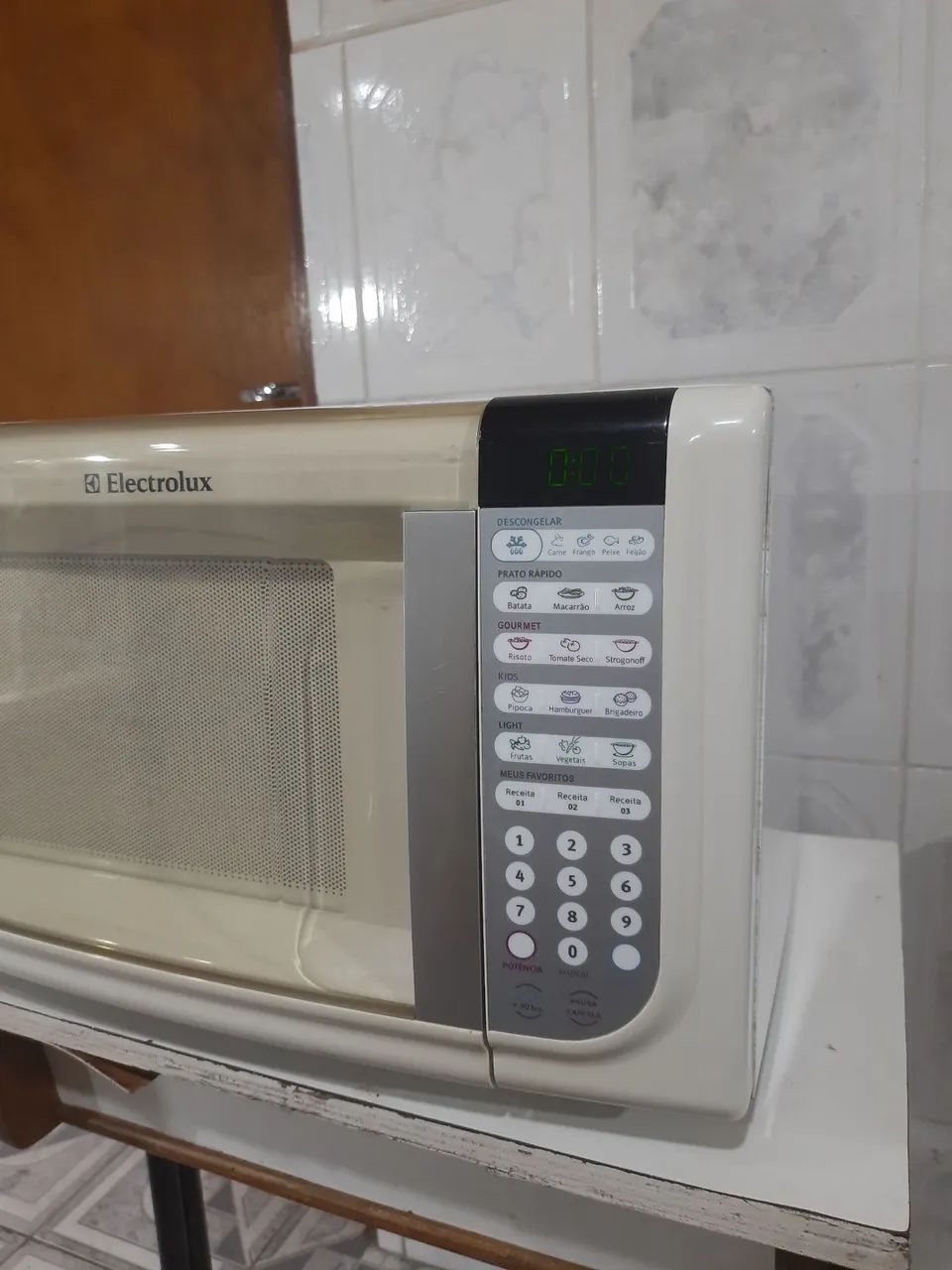 Micro-ondas Electrolux MEF41 31L 127v branco funciona tudo - ótimo estado, ACEITA CARTÃO  - Foto 2