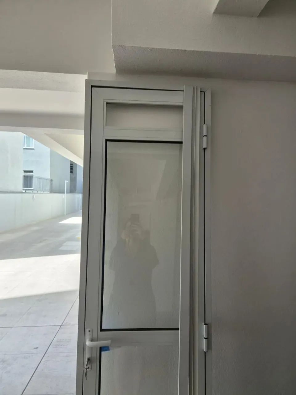 Porta de alumínio branca com vidro - Foto 4