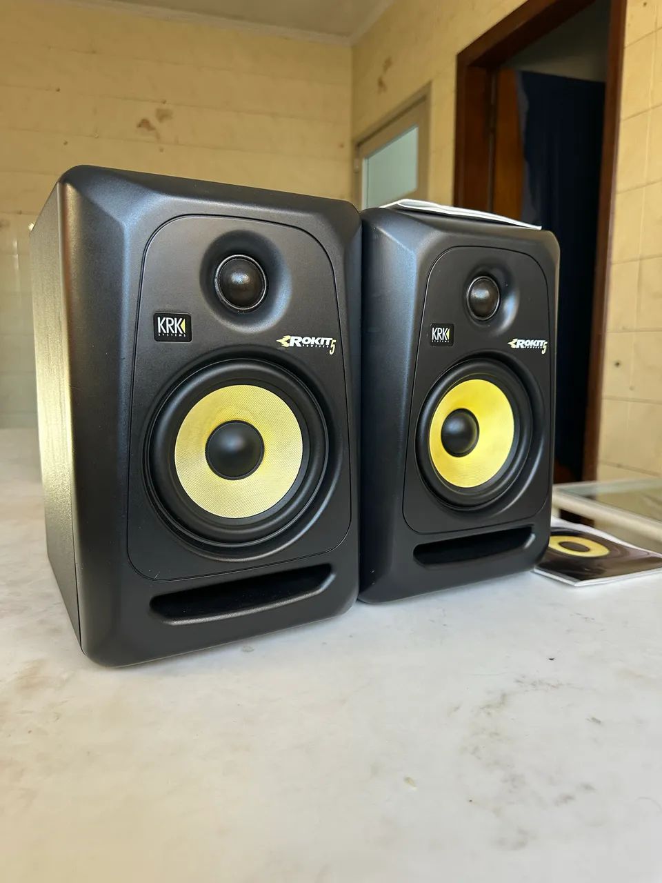 Par de Monitores Krk Rockit 5 