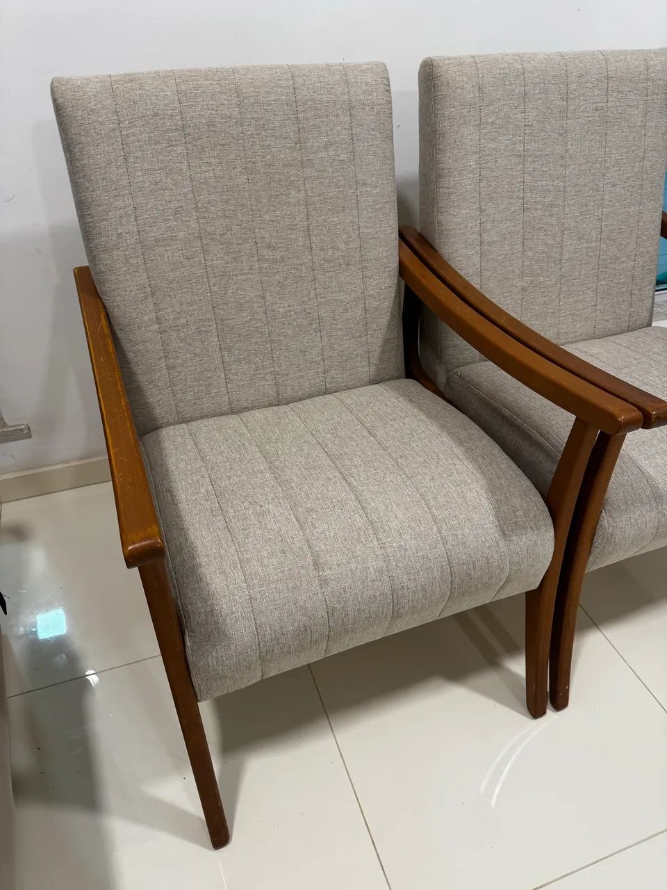 Poltronas em madeira maciça e linho - Foto 2