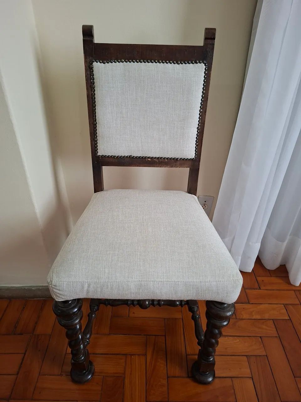 Cadeira Antiga Madeira Maciça e Reformada