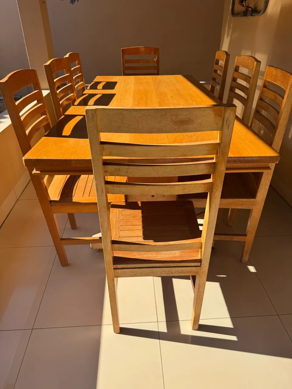 Mesa de madeira com 8 cadeiras  - Foto 2