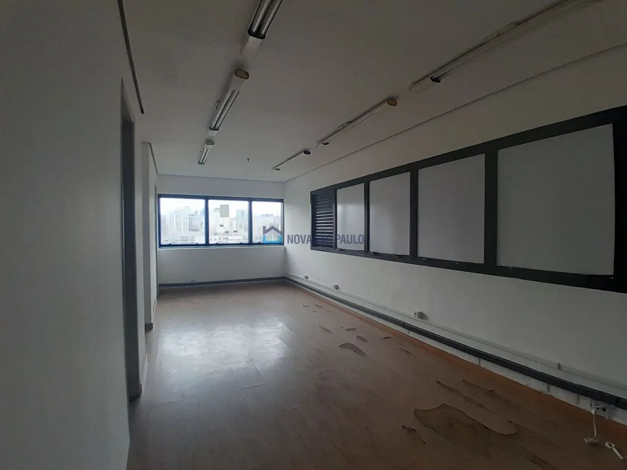 Sala comercial à venda localizada na Liberdade.
