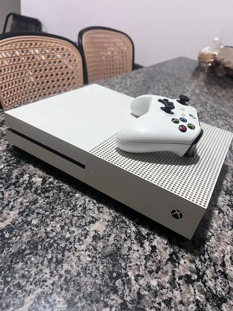 Xbox one S 800gb com resident evil 4 clássico incluso 