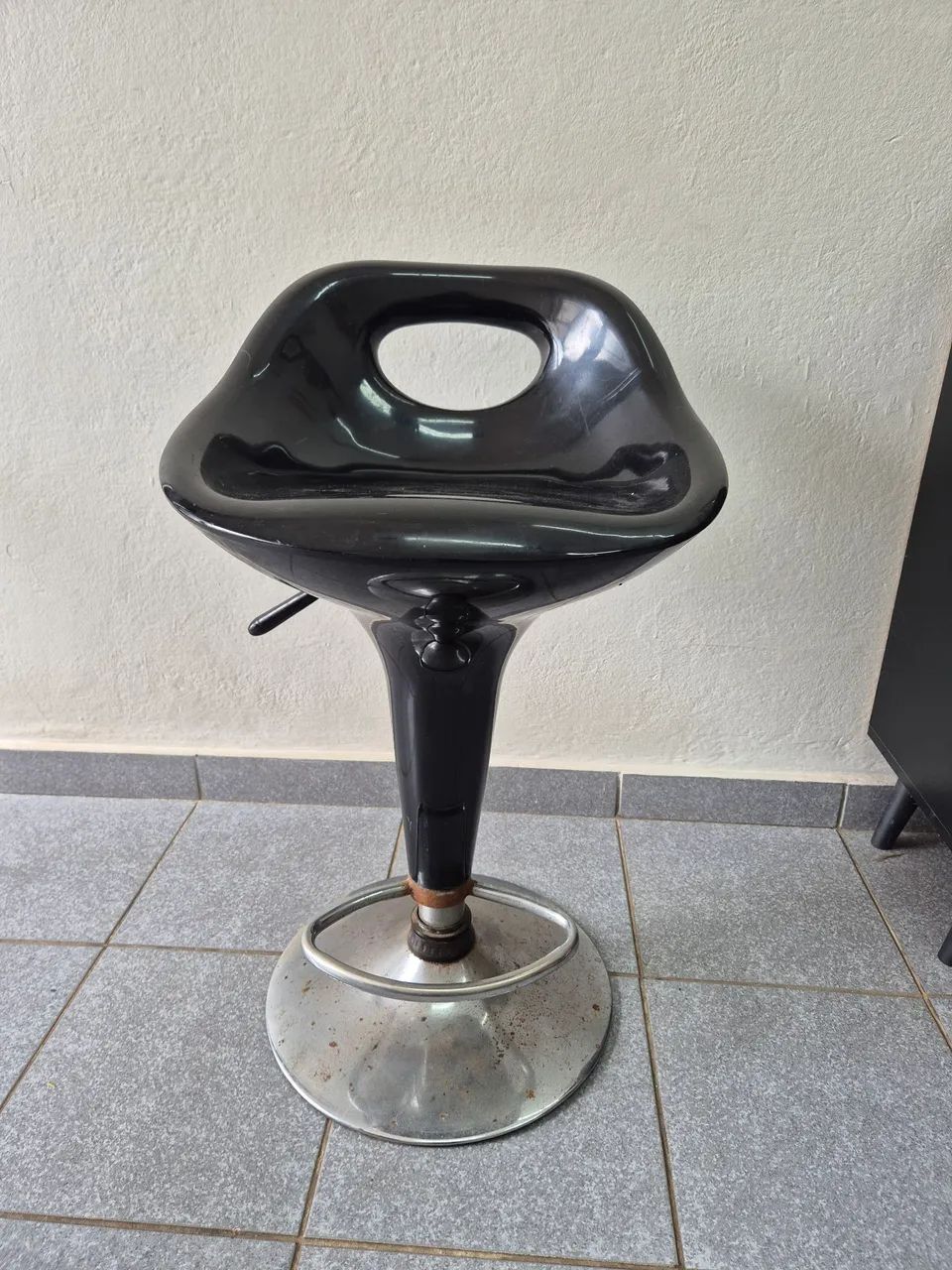 banqueta alta giratória modelo Tulipa