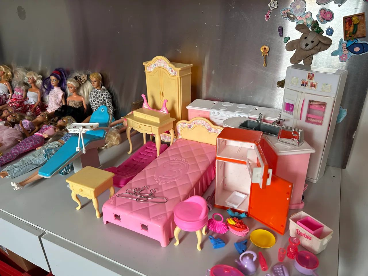 Kit bonecas barbie + roupas e acessórios da casa - Foto 2