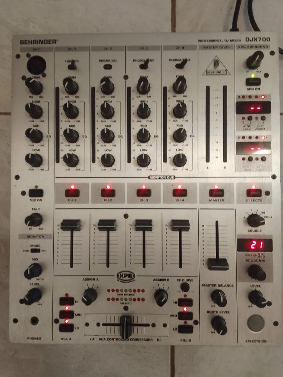 Mesa de Som Mixer Behringer Djx700