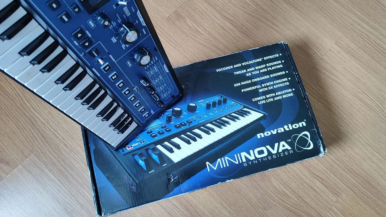 Teclado MiniNova + Vocoder. - Foto 2