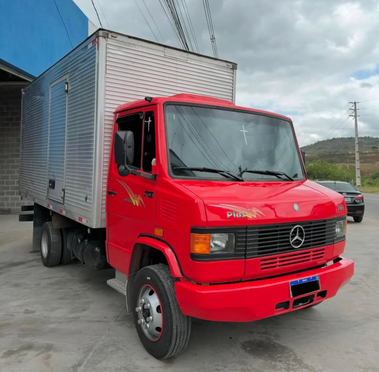 Caminhão  Mb 710 Plus  Baú  - Foto 2