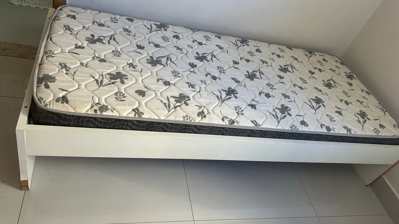 Cama e colchão solteiro