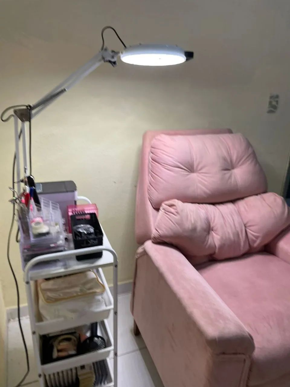 Kit completo: poltrona, luminária e carrinho auxiliar. .  - Foto 2