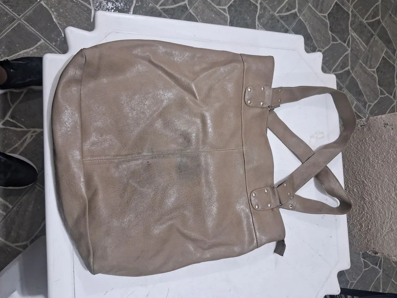 Bolsa de couro legítimo em perfeito estado.