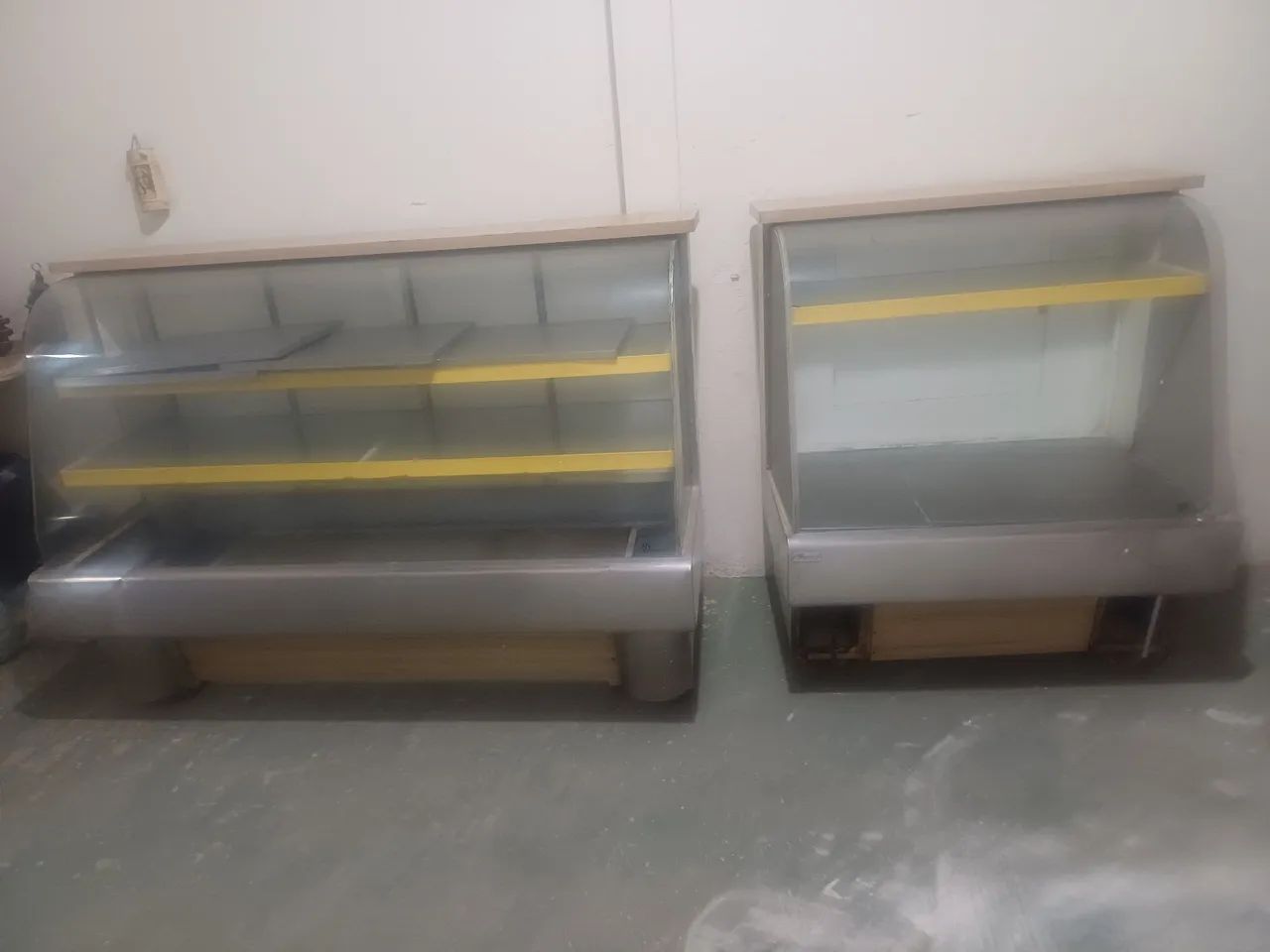 Vendo duas vitrines de padaria e lanchonete 