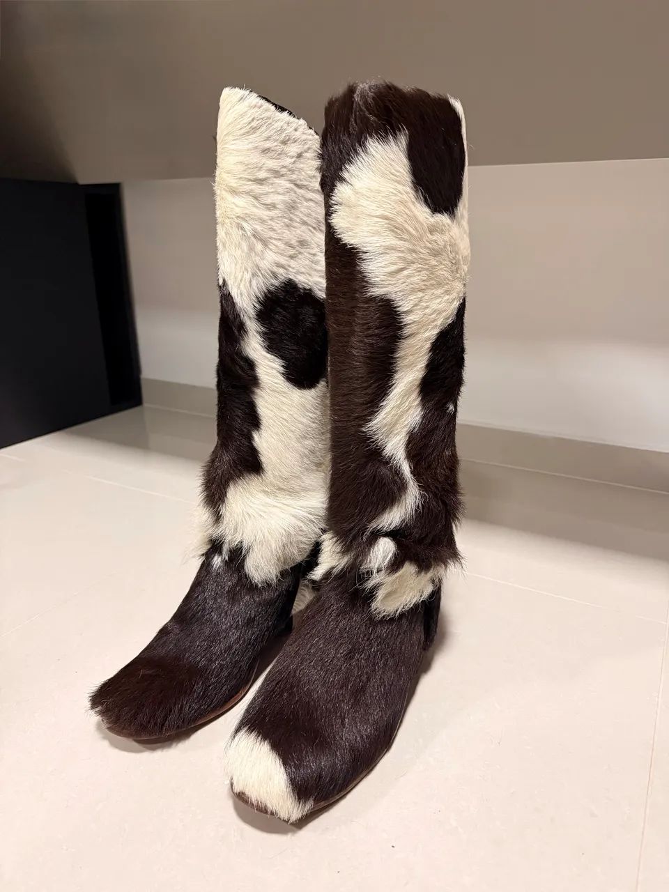Par de botas em couro legítimo com pelos