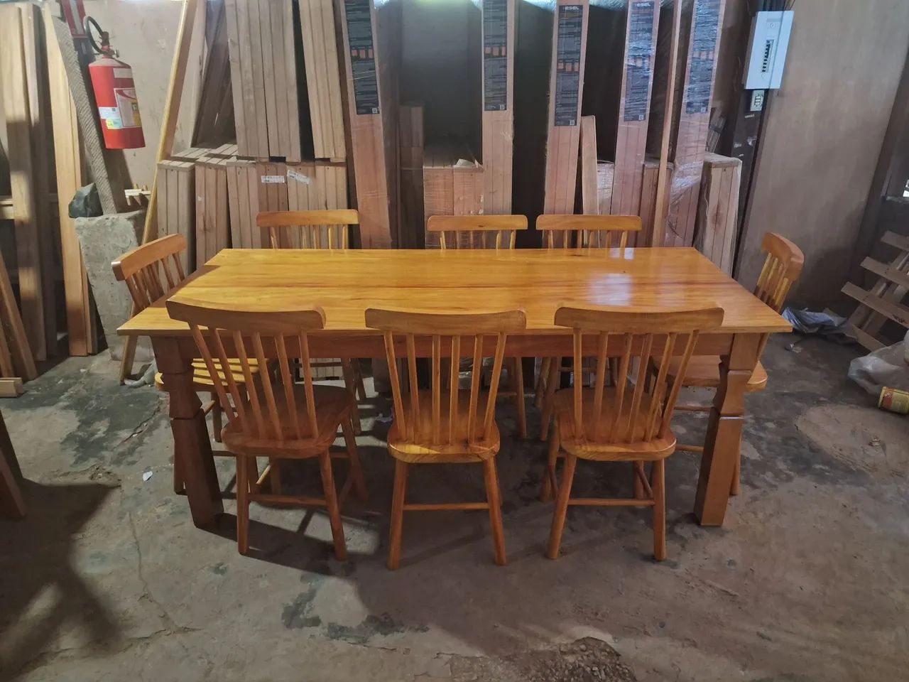 Mesa retangular com 8 cadeiras feitas com madeira de lei - Foto 2