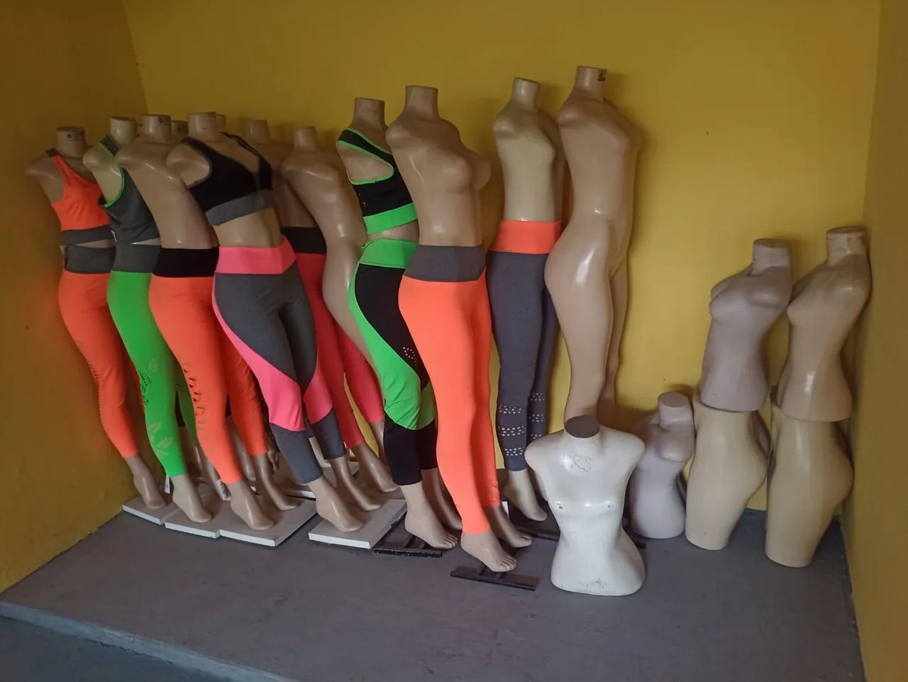 Vendo Manequins ja vão com os pés  - Foto 2