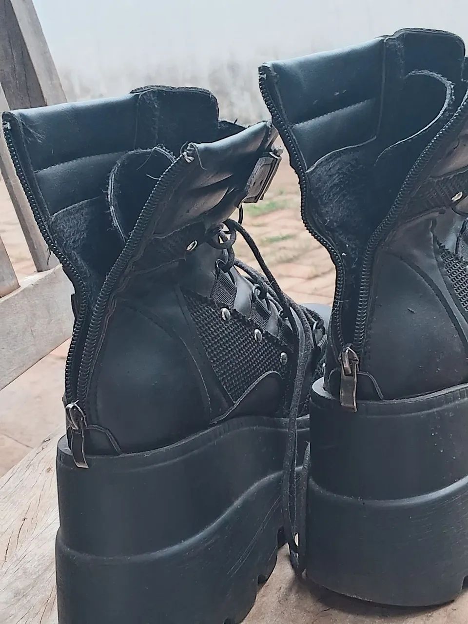 Coturno feminino preto com fivelas e spikes - Foto 3