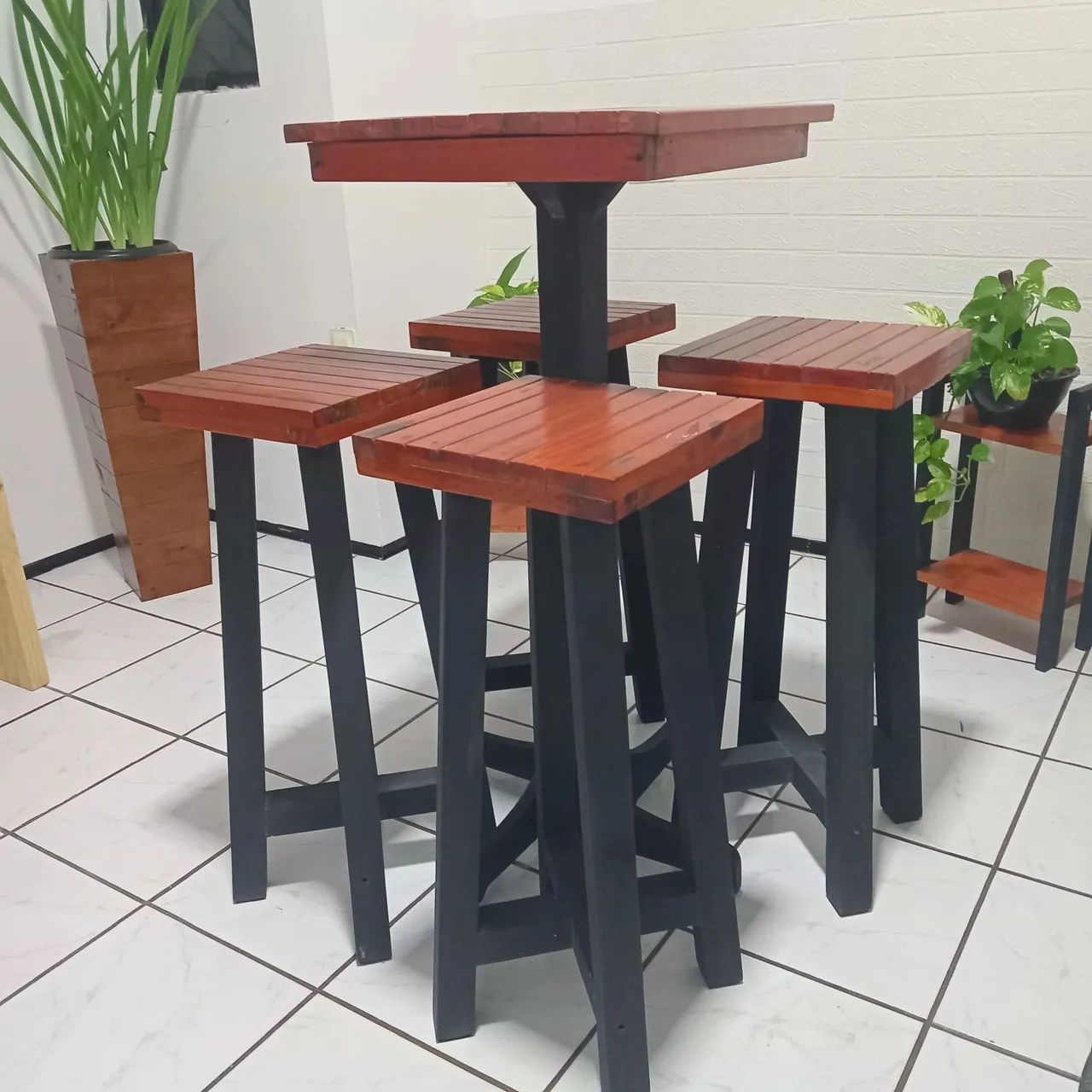 Mesa com 04 lugares jardim e varanda