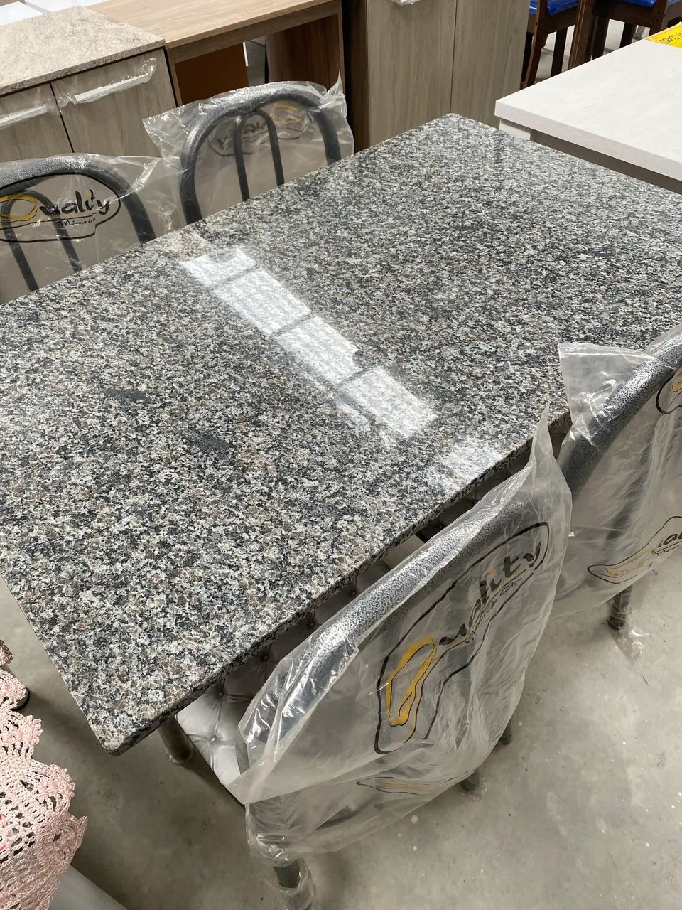 Mesa com 4 cadeiras - entrego hoje 
