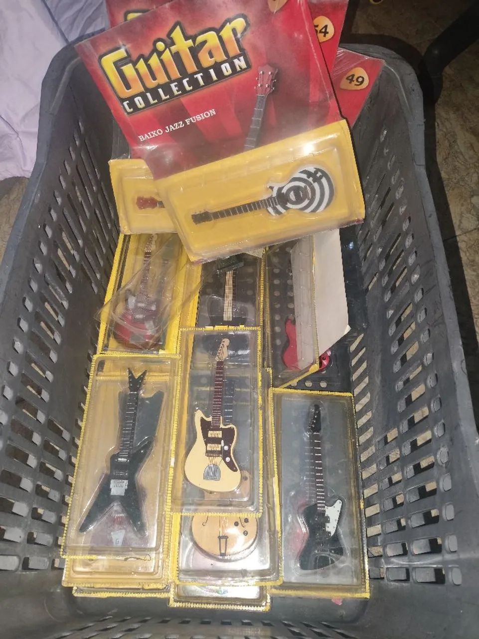 Miniaturas de guitarras diversas