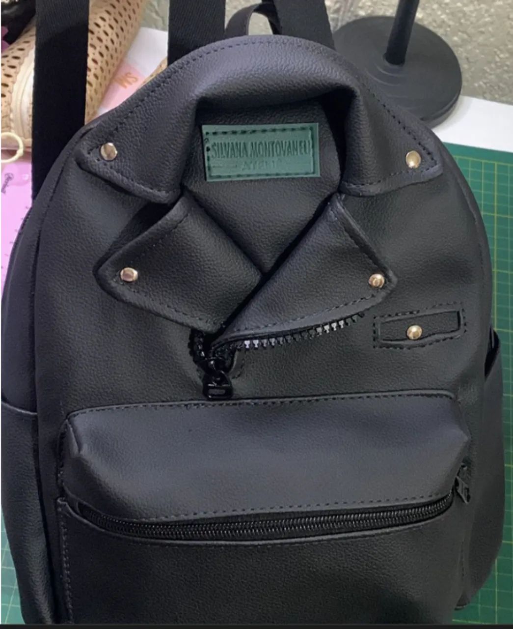 Mochila jaqueta em couro sintético 