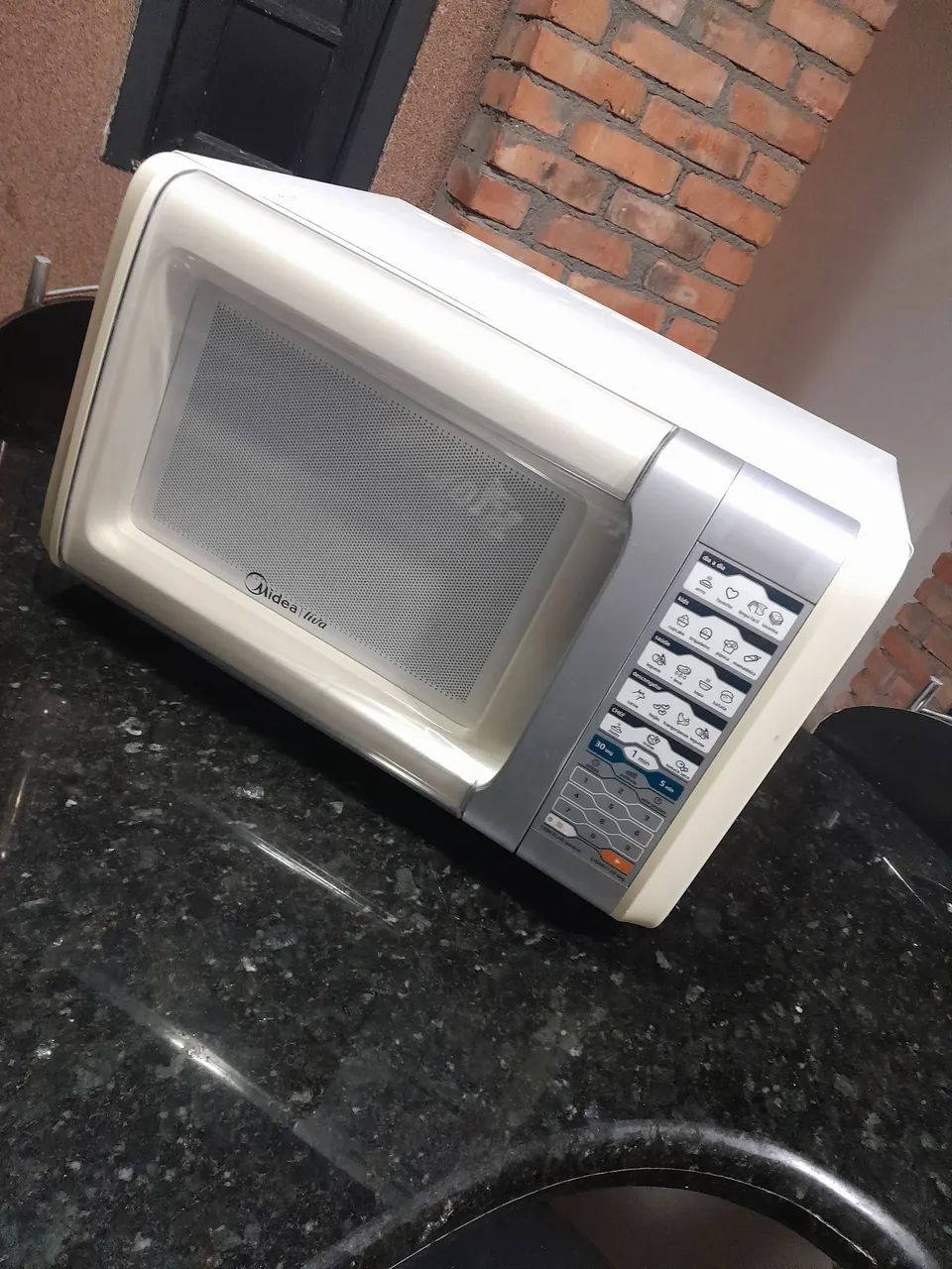 Microondas da marca Midea 34 litros bem novinho 