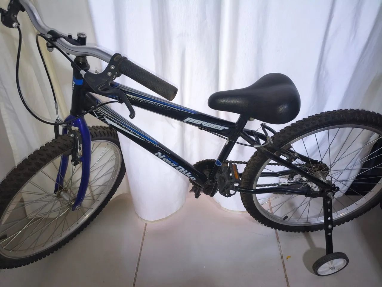 Vendo essa bicicleta nova aro 24 com rodinhas 