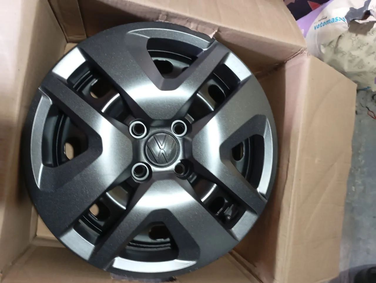 "Imperdível" Vendo rodas novas  com calotas  aro 15  / 4 x 100  