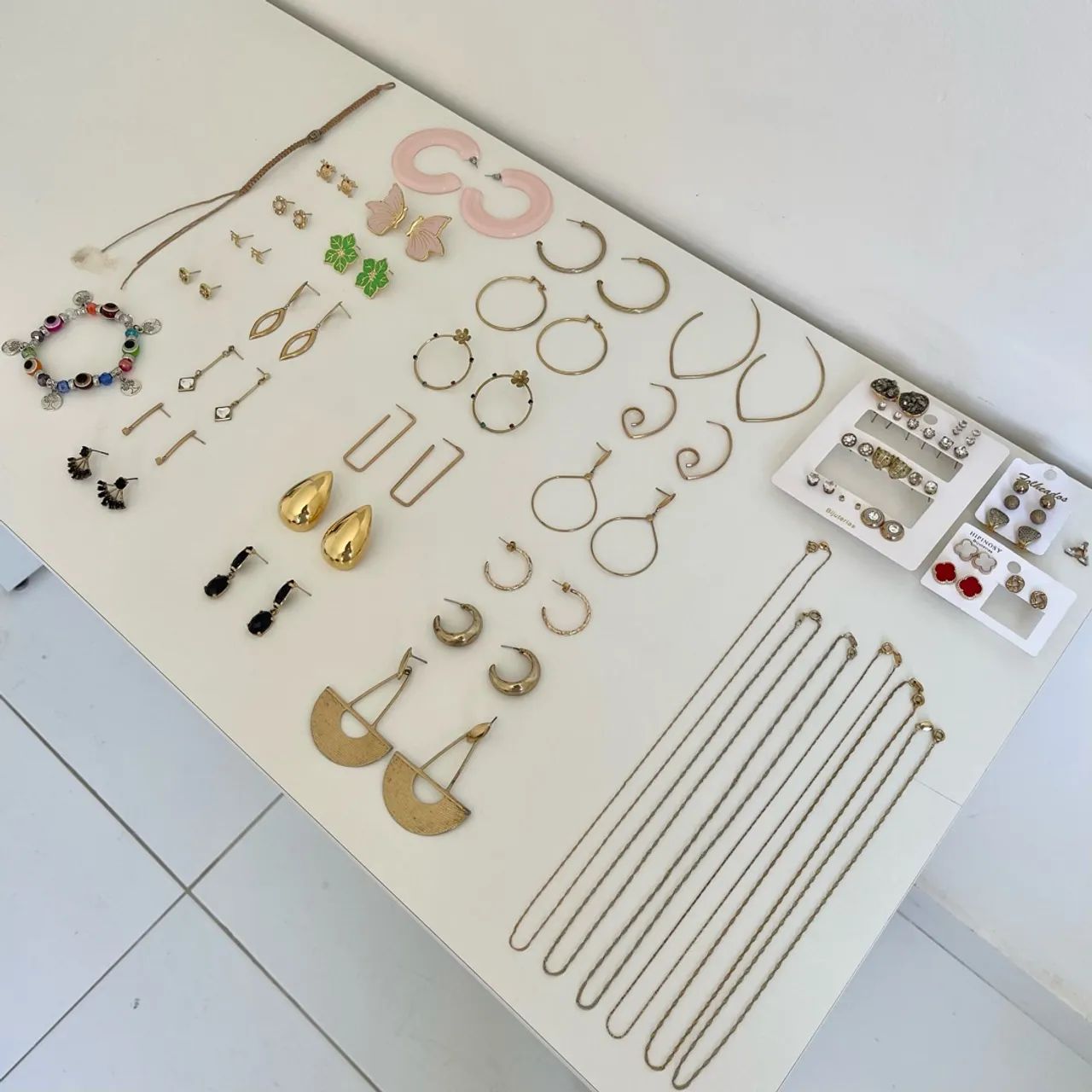 Lote com 50 acessórios femininos: brincos, colares e pulseiras