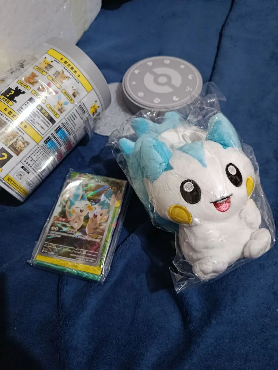 Lata pokémon + pelúcia + cartas