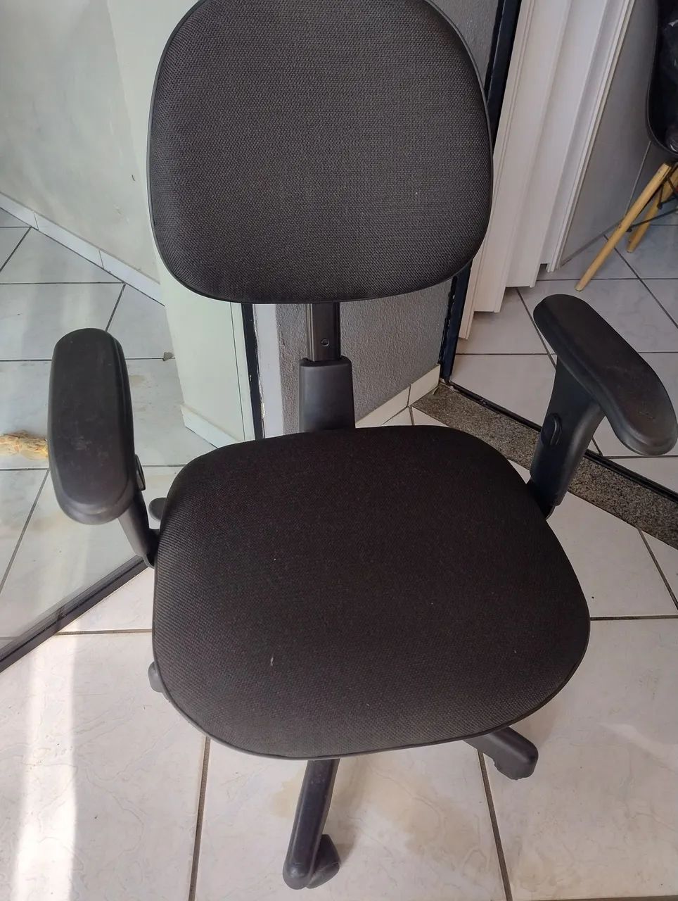Cadeira de escritório com braço e rodas - Foto 3