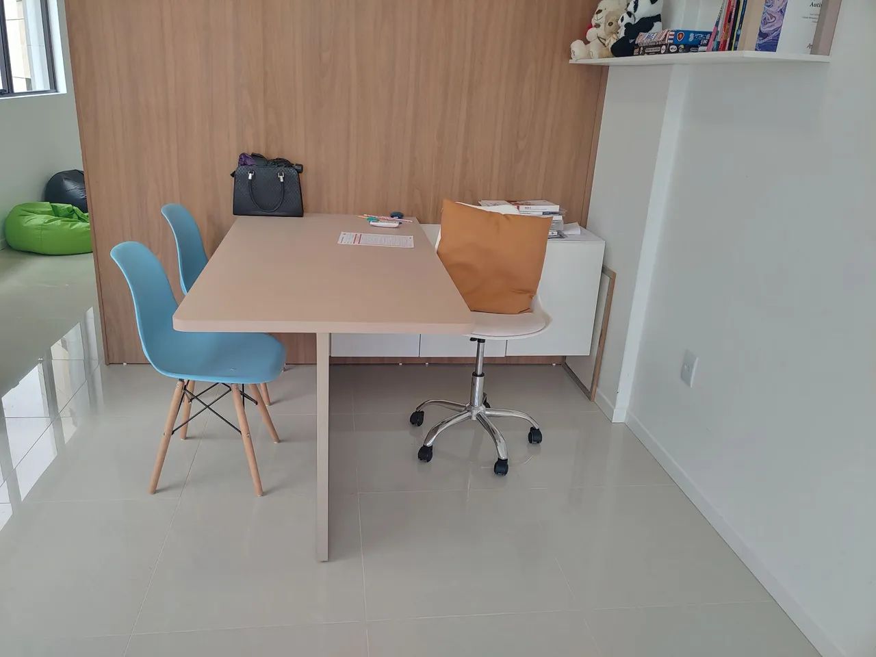 Mesa de escritório com armário lateral e painel - Foto 2