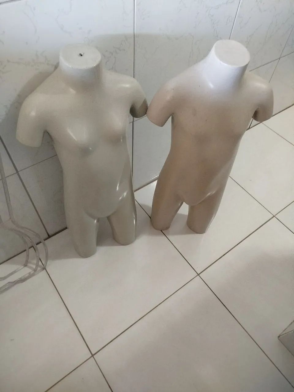 Manequim infantil masculino e feminino e 3 cabides para roupas  - Foto 2