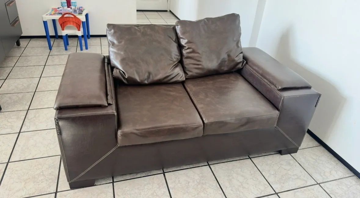 Lindo sofa couro marrom - Foto 3