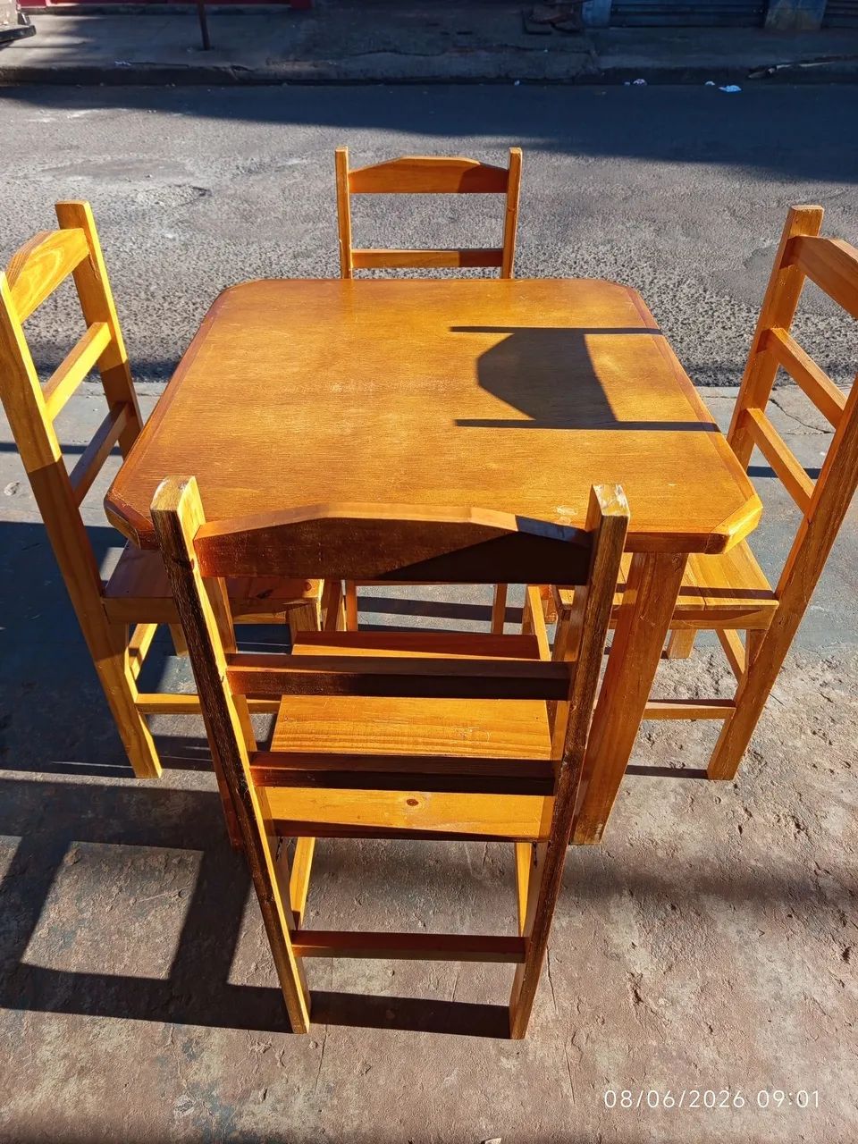 Mesa com 4 cadeiras 