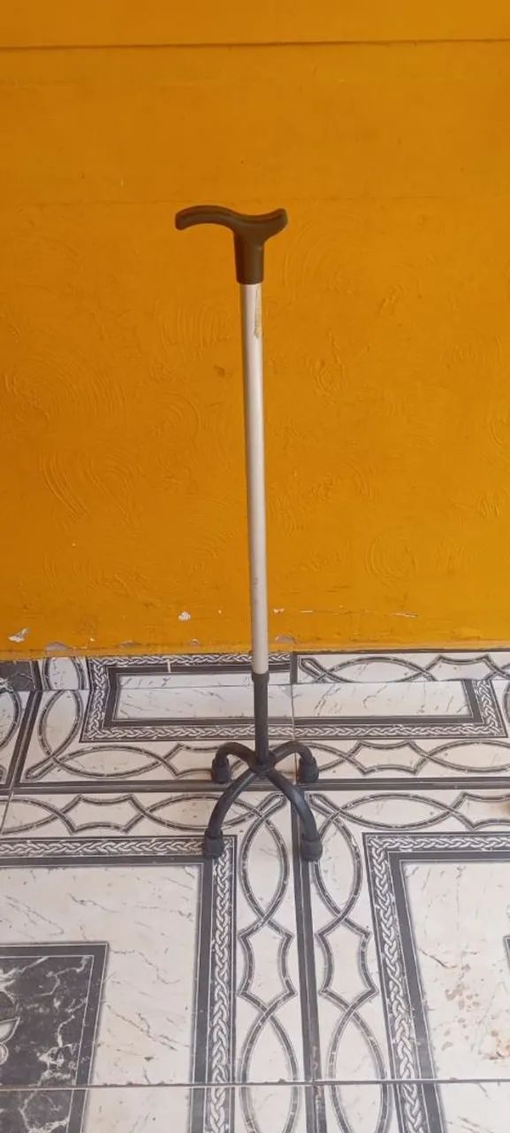 Cadeira de rodas, bengala, muletas e fraldas - Foto 4