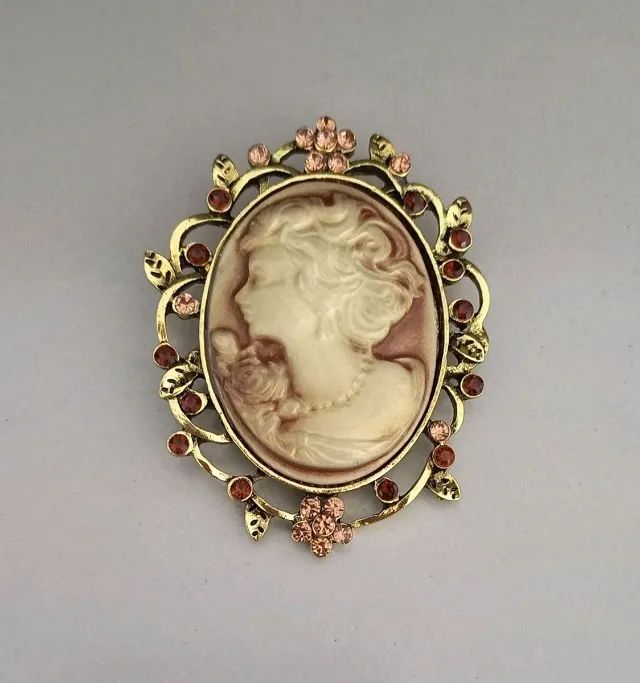 Broche de Camafeu Dourado com Moldura (novo)