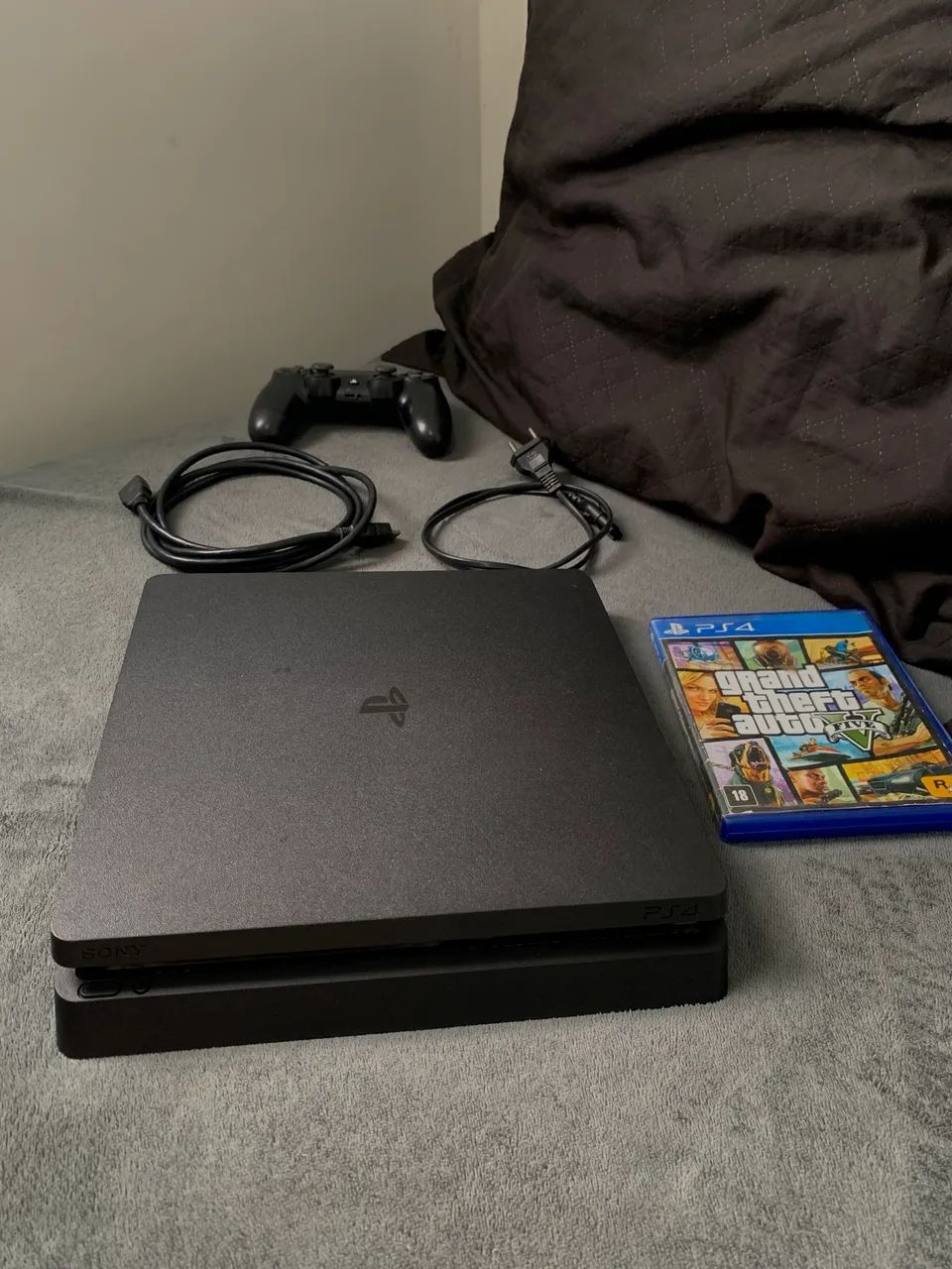 PLAYSTATION 4 SLIM COM 2 CONTROLES E GTA V