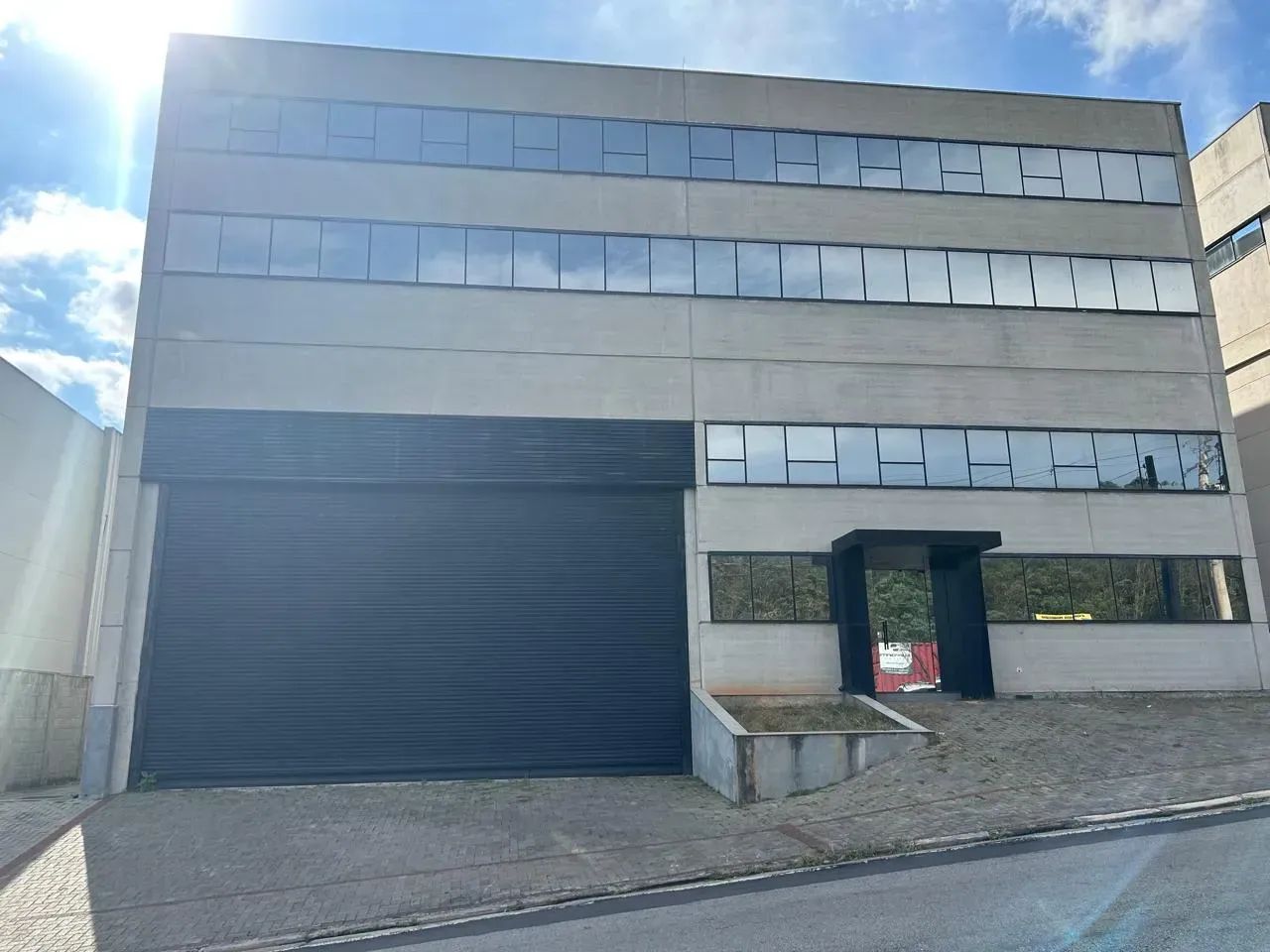 Casa para aluguel tem 1350 metros quadrados em Parque Industrial San José - Cotia - São Pa