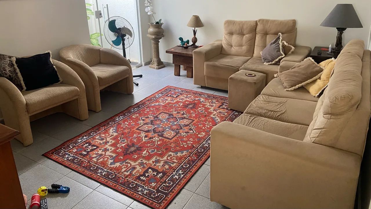 Sofá, tapete, quadros e poltronas