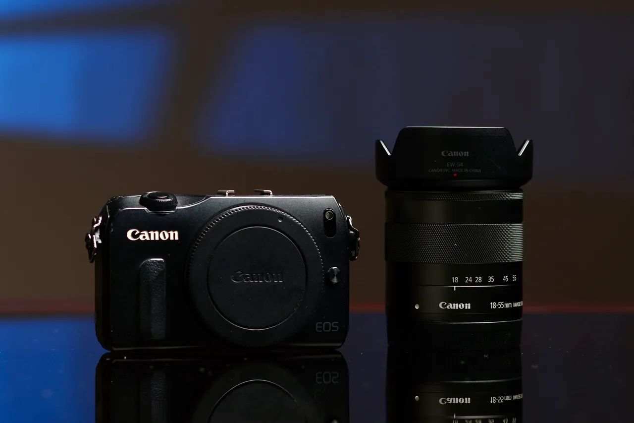 Câmera Cânon EOS M com 3 lentes