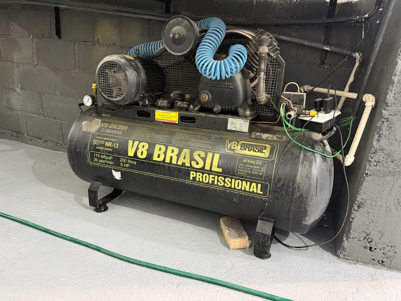 Compressor ar 200L funcionando com acessórios 