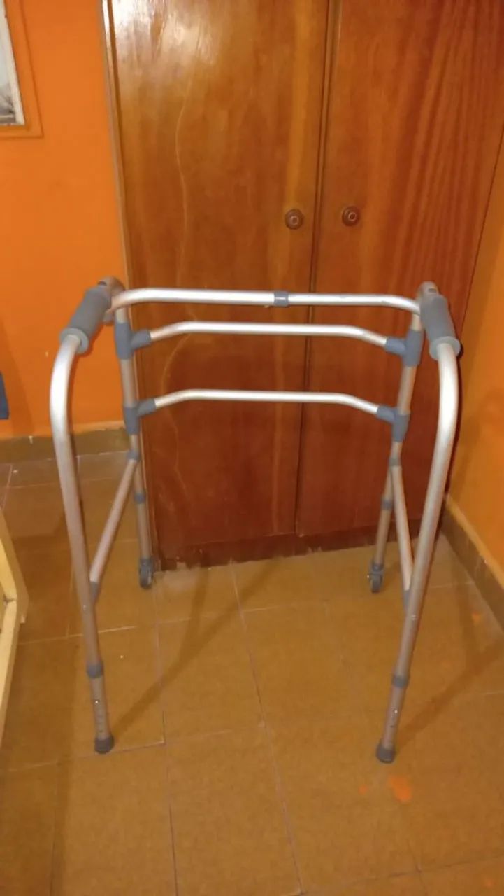 Andador em alumínio com rodinhas - Foto 3