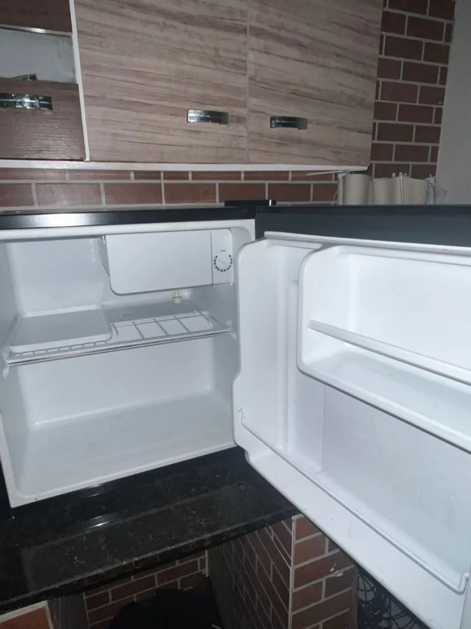 Vende se um frigobar 