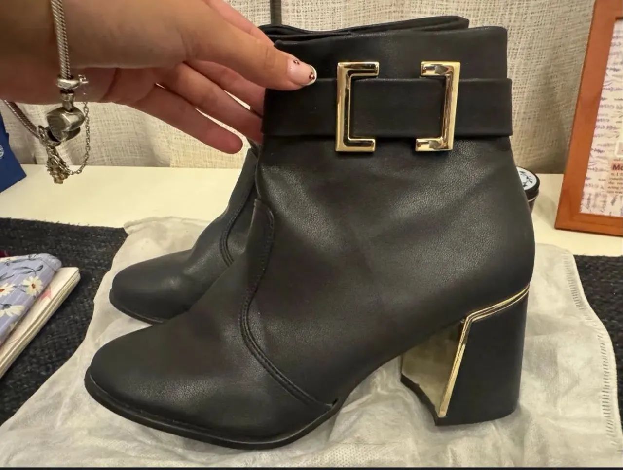 Bota Constance nova 