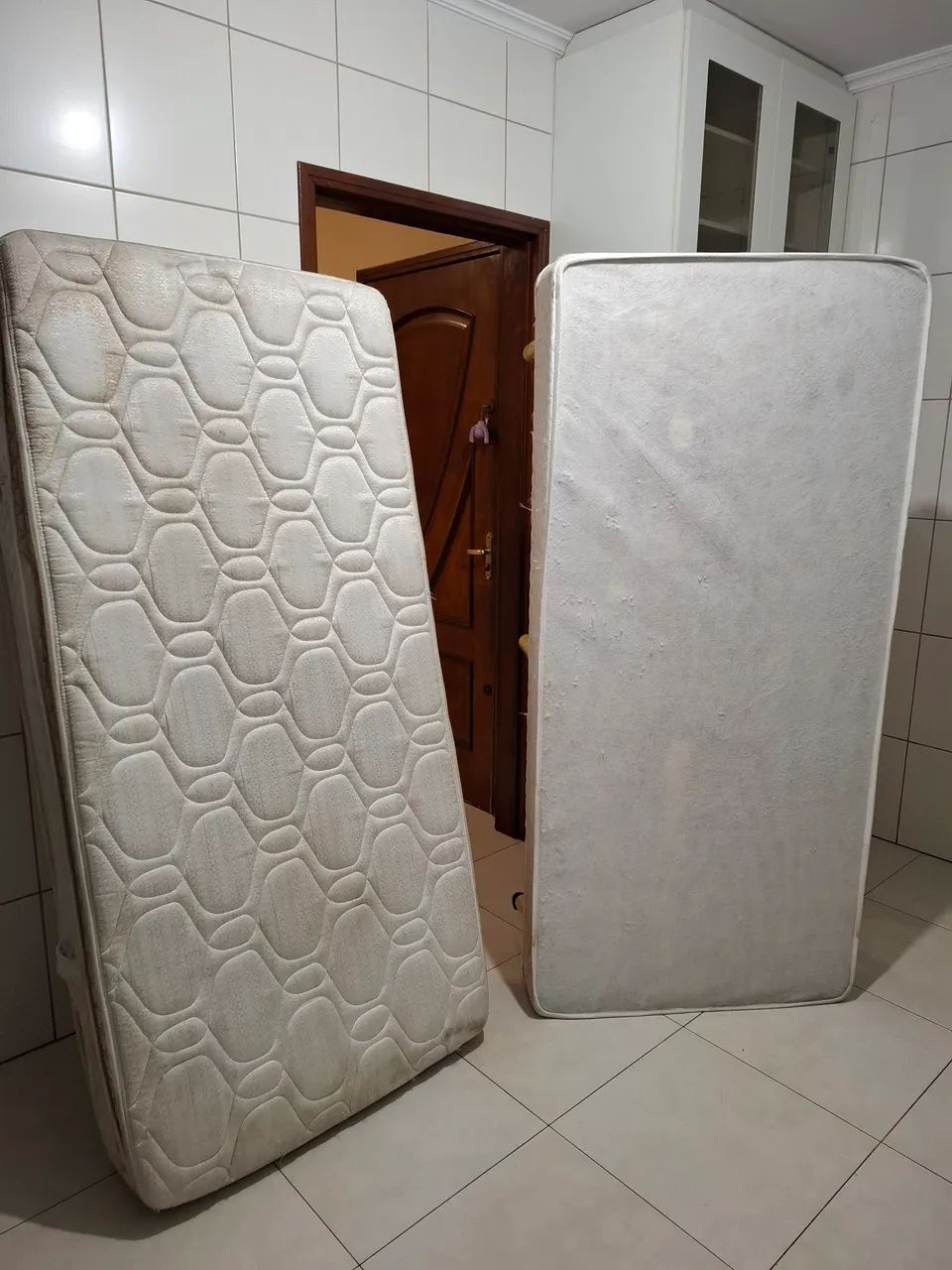 BAIXOU! - Cama com COLCHÃO DE MOLAS,  antiácaro R$180,00